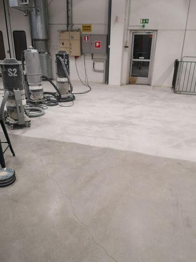 Varaston betonilattian hionta ja pinnoitus 
