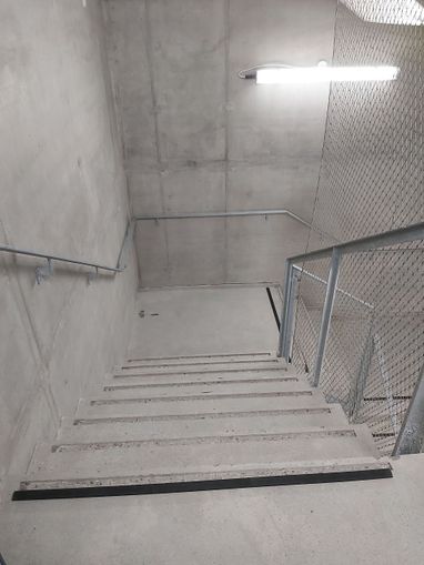 Liukuesteurien sahaus betoniportaisiin