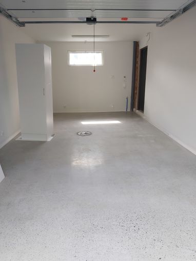  Uudiskohteen autotallin betonilattia