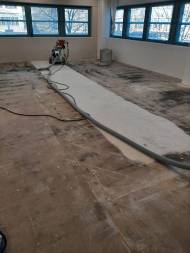 Mattoliiman hionta betonilattiasta 