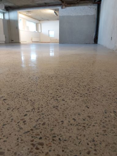 Kiillotettu betonilattia toimistossa
