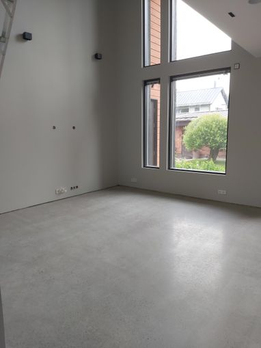 Uudiskohteen betonilattian hionta ja pinnoitus